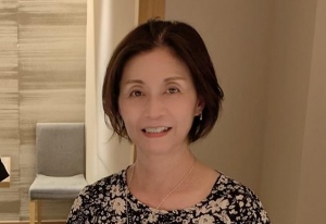 中里　友美子